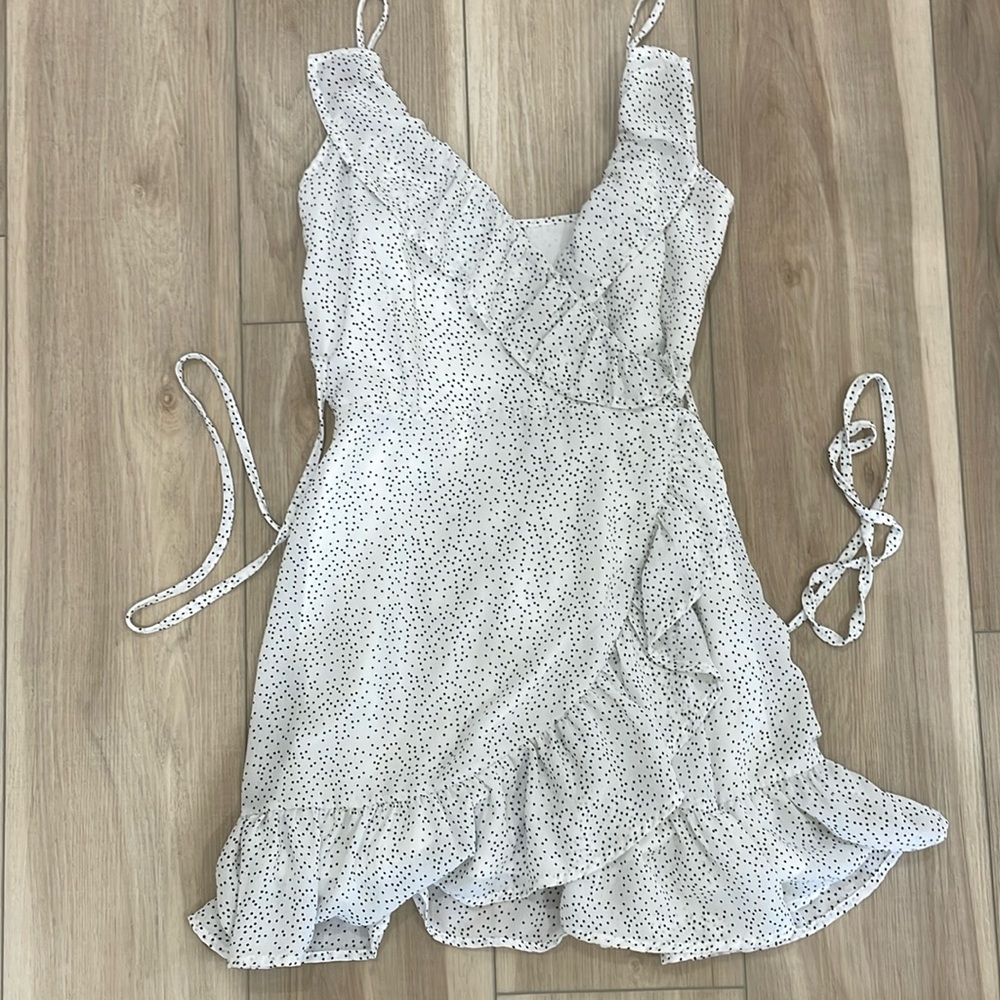 Windsor 🪩 wrap dress. Lined with a button to snap the v-neck
